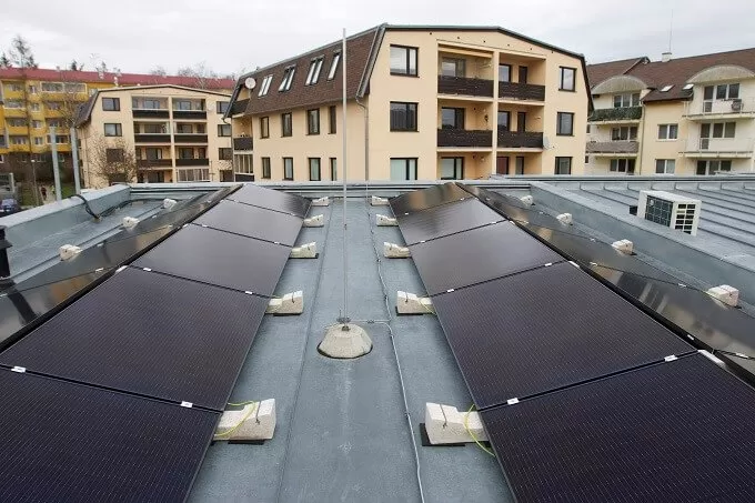 Kotvení fotovoltaických panelů na plochou střechu