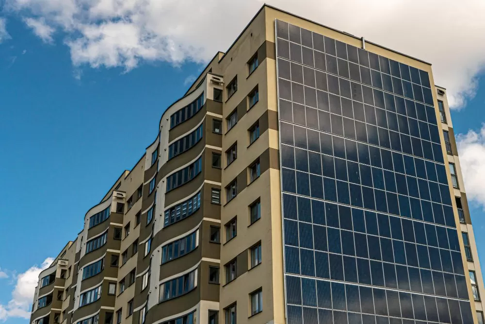 Jak funguje fotovoltaická elektrárna pro bytové domy a jaké přináší výhody?